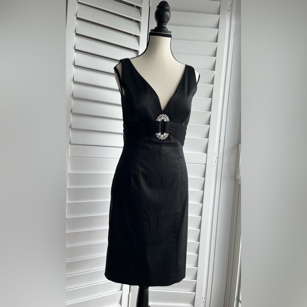 🌸HP🌸SIMON CHANG size 4 Black Sateen Dress with diamond buckle detail
